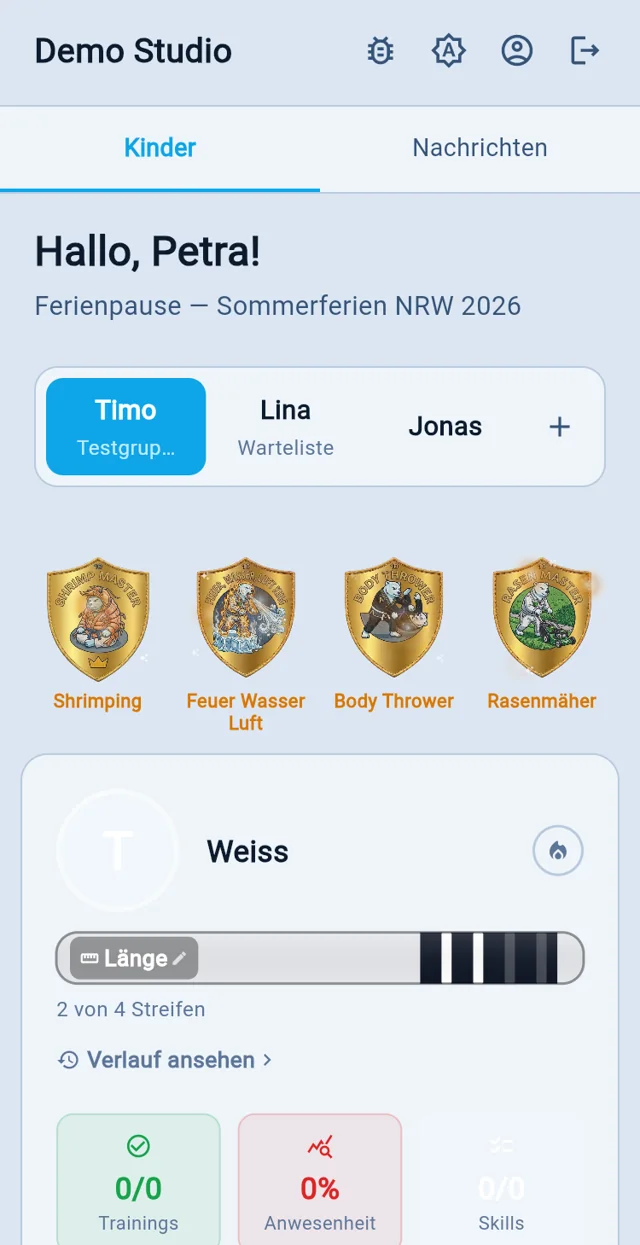 Eltern-App mit Abzeichen und Gürtelfortschritt eines Kindes.